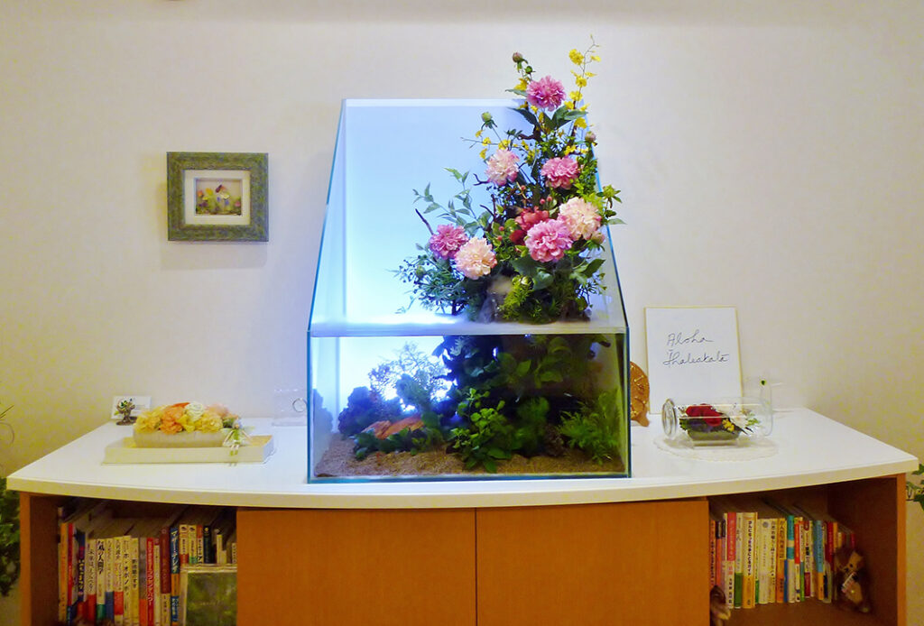 「熱帯魚とアーティフィシャルフラワー」の水槽（福岡市）
