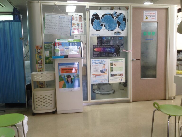 医院中待合室に設置された『マリンアクアリウム』（北九州市）