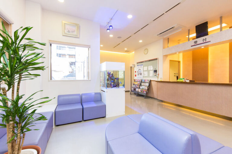 医院待合室に設置されたフルオーダー『マリンアクアリウム』（北九州市）
