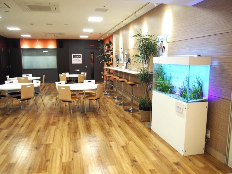 オフィスの休憩スペースに設置されたフルオーダー『アクアリウム』（福岡市）
