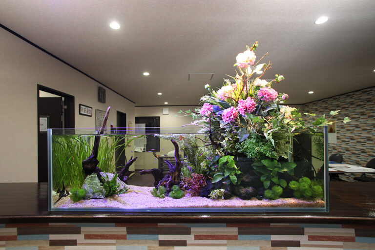 「熱帯魚とアーティフィシャルフラワー」の水槽（福岡市）