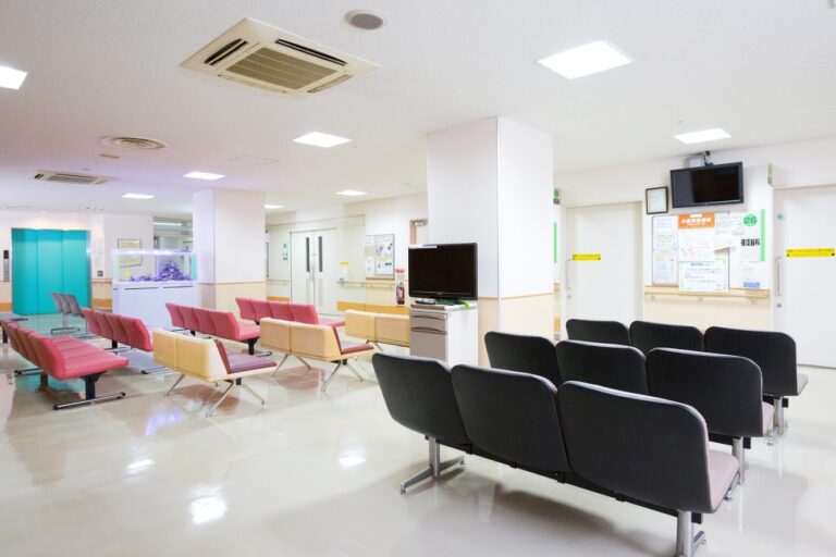 総合病院の待合スペースに設置されたフルオーダー『マリンアクアリウム』（宮崎市）