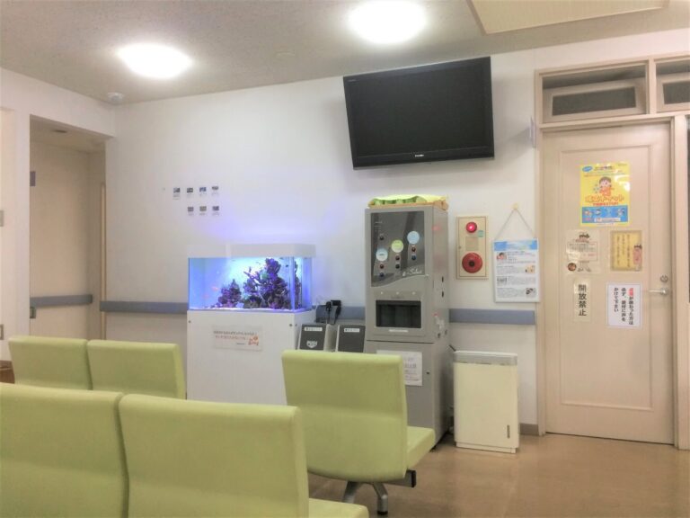 医院の待合室に設置されたフルオーダー『マリンアクアリウム』（行橋市）
