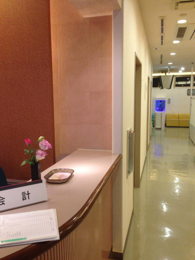 医院受付カウンターに設置されたオーダー『welcomeアクアリウム』(北九州市）