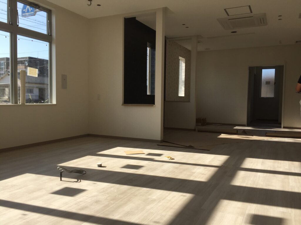 クリニック待合室に設置されたフルオーダー『welcomeアクアリウム』(苅田町)