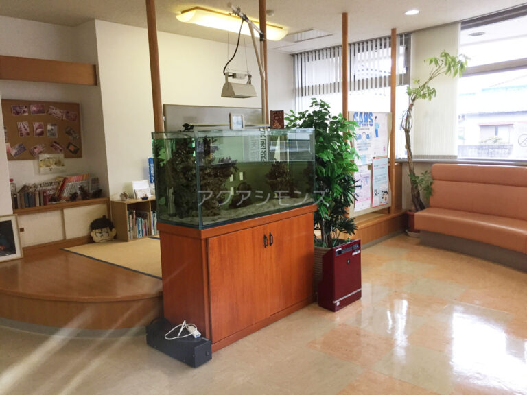 医院待合室に設置されたフルオーダー『マリンアクアリウム』をリニューアル（苅田町）