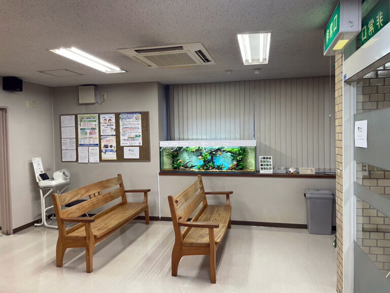 医院待合室に設置されたオーダー『アクアリウム』（北九州市）